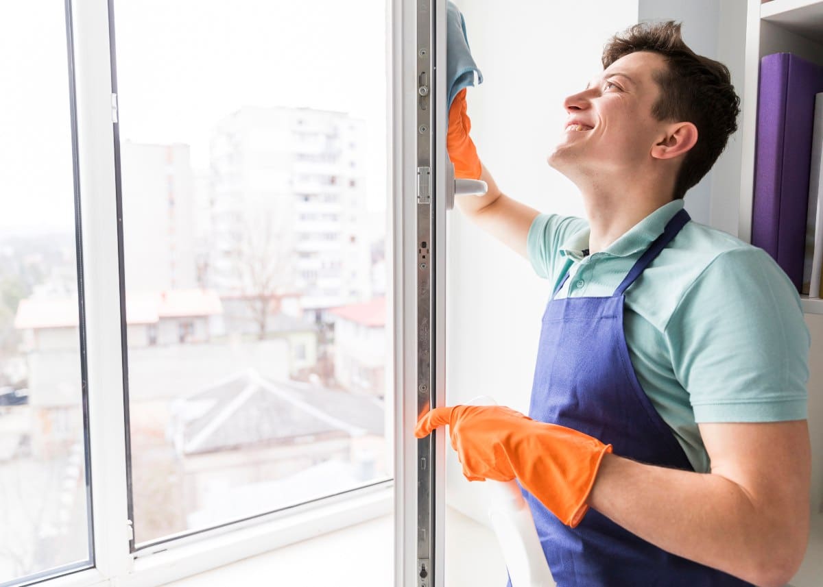 Limpia tus ventanas correderas por fuera con estos sencillos pasos